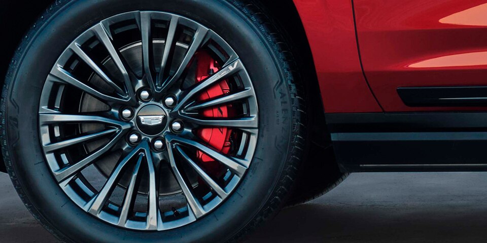 Frenos Brembo con 6 pistones y discos de 20 pulgadas en tu nueva Cadillac Escalade-V 2023, camioneta grande de lujo