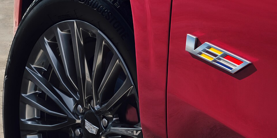 Emblemas exclusivos V-Series en tu nueva Cadillac Escalade-V 2023