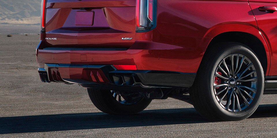 Escape cuádruple en acabado negro en tu nueva Cadillac Escalade-V 2023