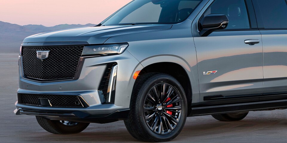Fascia frontal y ventilas laterales exclusivas en tu nueva Cadillac Escalade-V 2023, camioneta grande de lujo