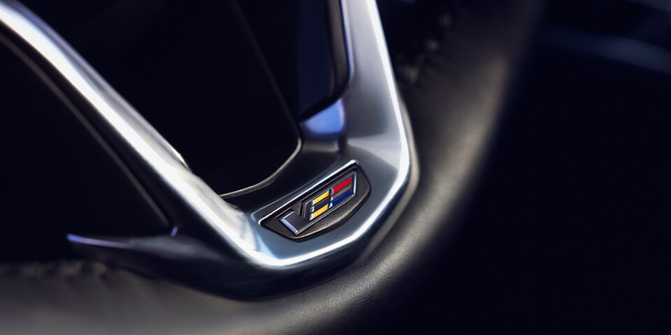 Volante calefactable forrado en piel con emblema V-Series en tu nueva Cadillac Escalade-V 2023