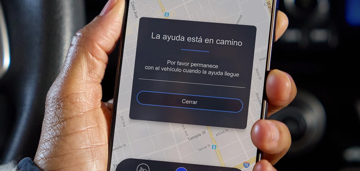 OnStar está para ti: asistencia en situaciones de riesgo con apoyo inmediato al presionar el botón rojo.
